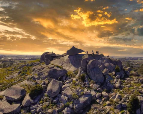 Donde las sierras abrazan al viajero